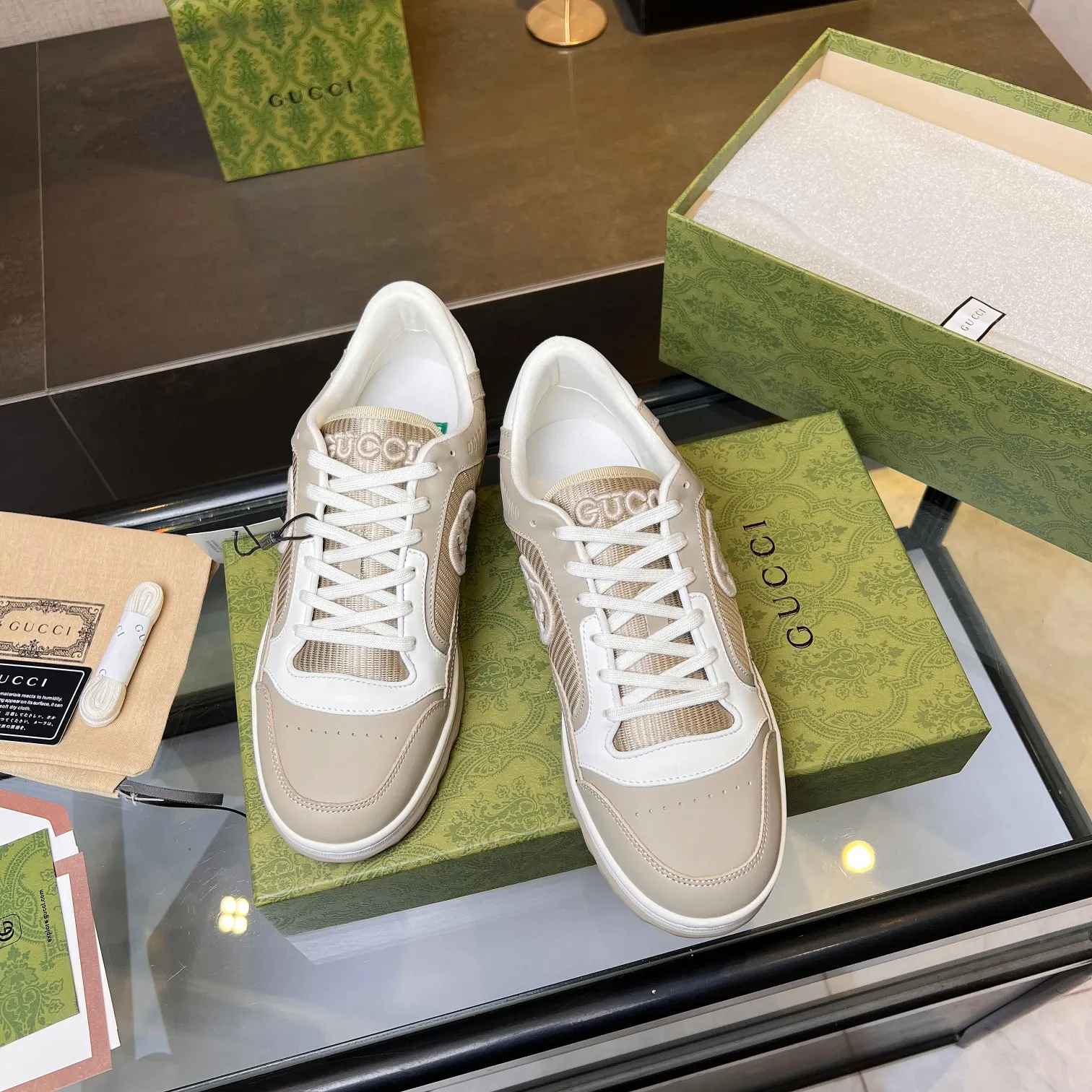 👟👟Ex-factory price 520👟👟 Top version, full styling effect, instant sales of the common practice of soft treading in the market, 💣💣💣Gucci2023 early spring Gucci G home latest hot style MAC80 sports shoes couple style casual retro distressed dirty shoes small dirty shoes small white shoes🌸🌸🌸 original purchase and development Production Gucci MAC80 new hot-selling series. The exquisite and compact interlocking double G logo romantically interprets the aesthetic concept of this series. Made of off-white leather, ▪️Material: original customized imported first-layer cowhide ▪️Inner lining: original customized imported breathable mesh ▪️Outsole: original molded two-color TPU outsole ▪️Sole thickness: 3CM ▪️Size: women's 35-40 / men's 39-45